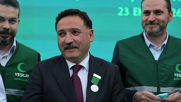 Vali Çiçek, Yeşilay'ın Üstün Hizmet Madalyası'na layık görüldü