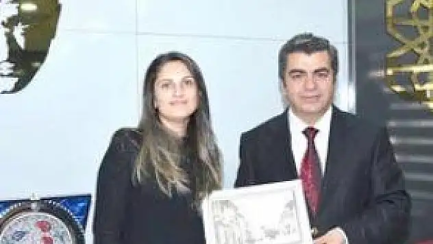 VALİ DÜZGÜN FARKLI ÜLKELERDEN GELEN  GENÇLERLE BİR ARAYA GELDİ