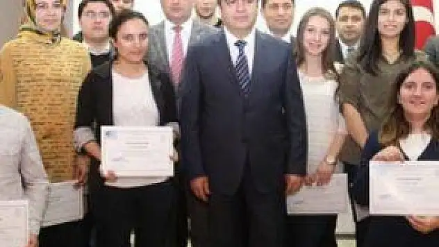 VALİ DÜZGÜN, GENÇ GİRİŞİMCİLERE SERTİFİKALARINI VERDİ