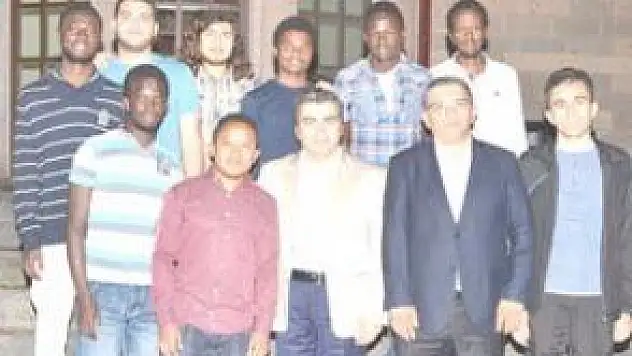 VALİ DÜZGÜN, İFTAR SOFRASINDA TOPLUMUN DEĞİŞİK KESİMLERİNDEN 