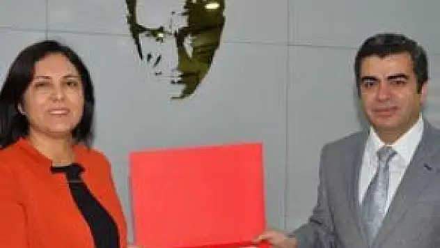 VALİ DÜZGÜN TOPLUM RUH SAĞLIĞI MERKEZİ'NİN YÖNETİCİ VE ÇALIŞANLARINI ÖDÜLLENDİRDİ