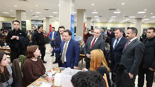 Vali Gökmen Çiçek, iftarını öğrencilerle yaptı
