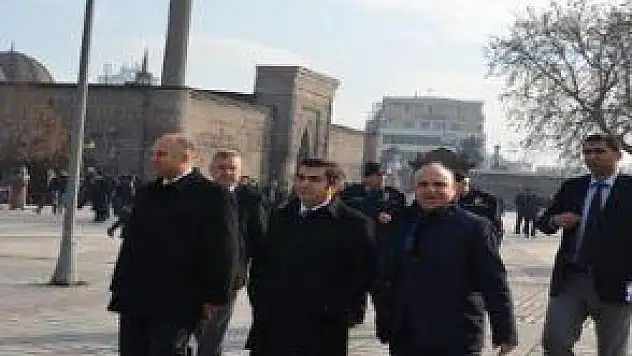 VALİ HALKIN İÇİNDE DERT DİNLİYOR