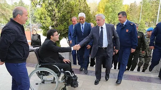 Vali Kamçı 'Bu İşte Bir Sakatlık Var' oyununu izledi