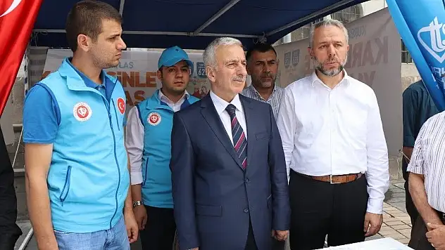 Vali Kamçı'dan Türkiye Diyanet Vakfı'na kurban bağışı