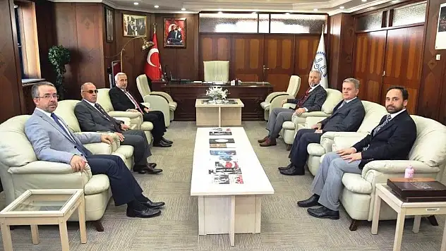 Vali Kamçı İl Müftüsü Güven'i ziyaret etti
