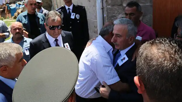 Vali Süleyman Kamçı'nın gözyaşları
