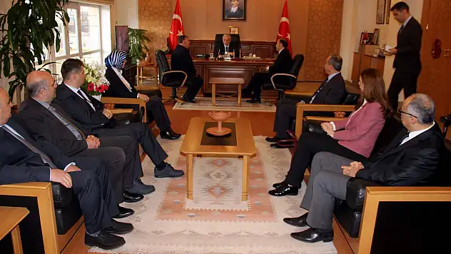 Vali Kamçı: 'Sağlıkçılarımıza gerekli desteği vermek zorundayız'