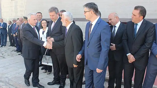 Vali Kamçı: Yetkisi olmayan kişileri kurban derilerini vermeyin