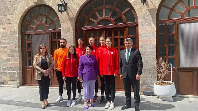 Vali'nin eşi kızlarla buluştu