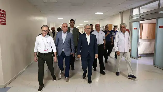 Vali Şimşek'ten, kaza sonrası yaralı ziyareti