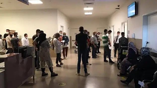Vatandaşın acilde kuyruk isyanı: Allah aşkına biri bu işe el atsın