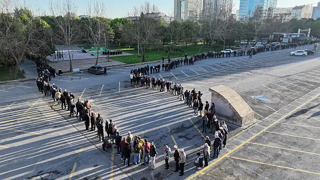 Vatandaşlar gece yarısı kuyruğa girdi! Bakın ne için