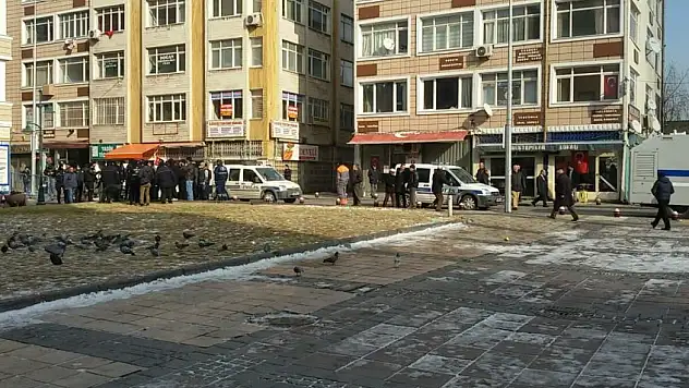 VATANDASLAR HDP IL BINASINA GELDI