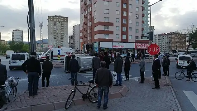 Vatandaşlar yan yatan kamyonetin içinde yaralı aradı
