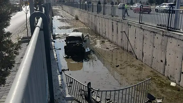 Virajı alamayan kadın sürücü aracıyla kanala uçtu!