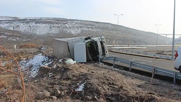 Virajı alamayan su yüklü tır devrildi: 1 yaralı
