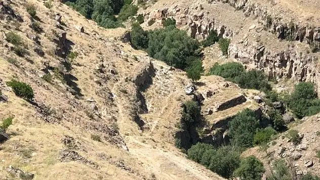 Otomobil 200 metre aşağıya yuvarlandı