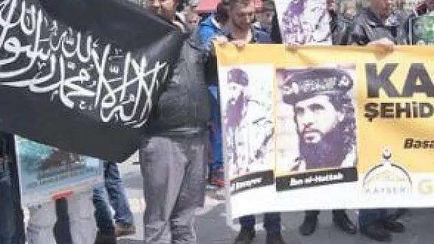 'YA RABBİN DUALARIMIZI KÂFİRLERE KILIÇ, MERMİ, FÜZE, BOMBA EYLE'