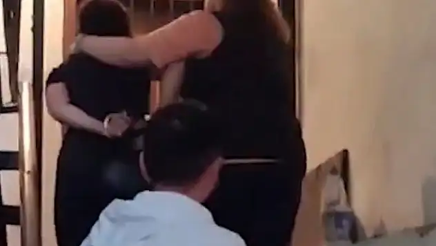 Yağma suçundan aranan kadın merdiven boşluğunda yakalandı
