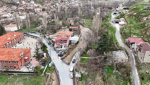 Baharın gelişiyle coşan su kanalları şehri renklendirdi