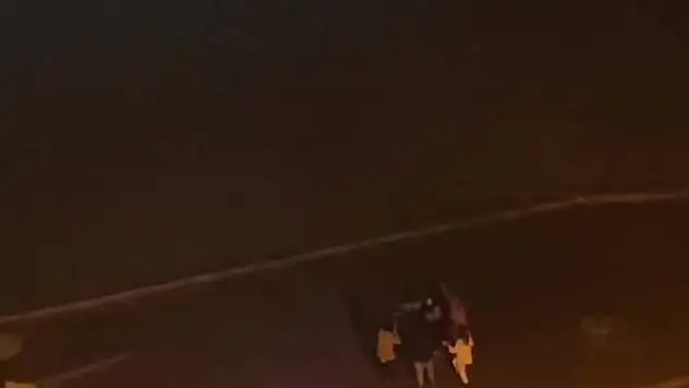 Yağmur yolları nehre çevirdi, vatandaşlar şimşek altında halay çekti