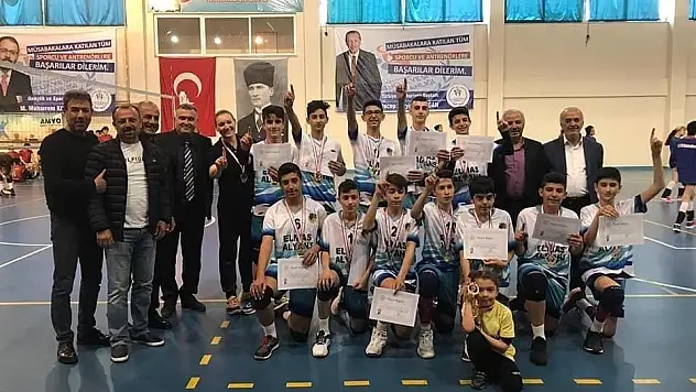 Yahya Kemal Beyatlı Ortaokulu Voleybolda Yarı Finalde