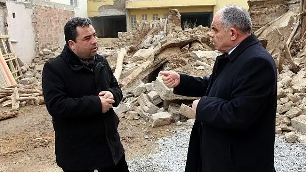 Yahyalı'da bina yıkımları devam ediyor