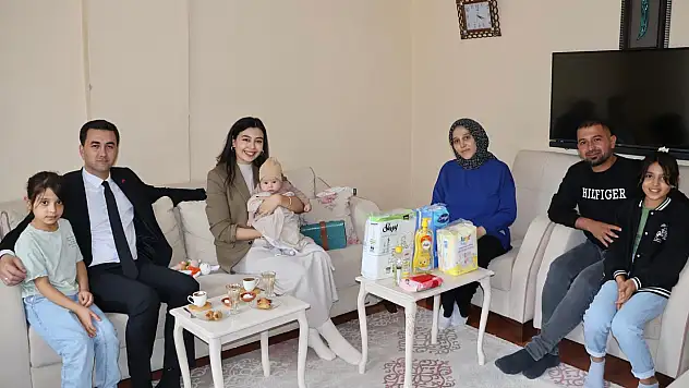 Yahyalı'da Kaymakam ev ziyaretinde bakın ne hediye etti?