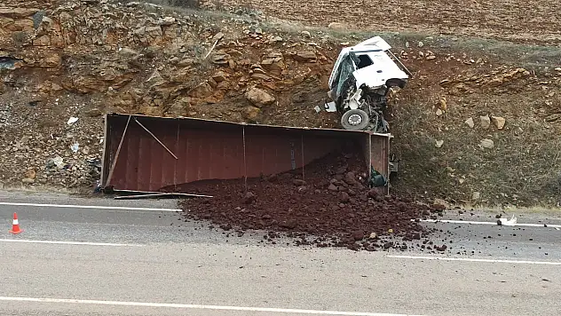 Yahyalı'da TIR ikiye bölündü...