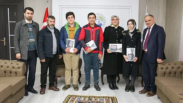Yahyalı'daki başarılı öğrenciler tabletle ödüllendirildi
