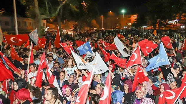 Yahyalı seçim zaferini kutladı
