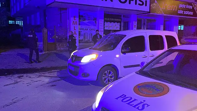 Yakalanacağını anlayınca polise bıçak çekti...