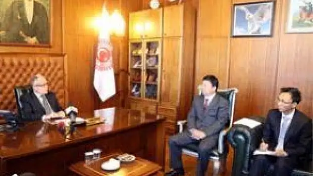  YAKUT, ÇİN KOMÜNİST HEYETİNİ KABUL ETTİ