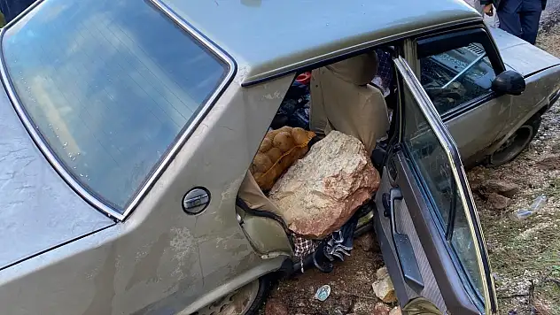 Yamaçtan kopan kaya parçası araca isabet etti! 4 kişi...