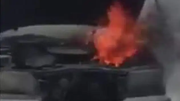 Yanan otomobili vatandaşlar söndürdü