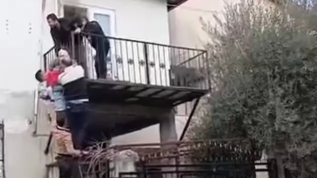 Yangında evde mahsur kalan kadın kurtarıldı