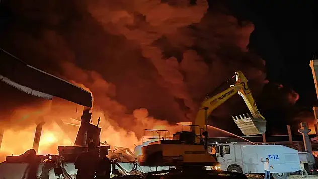 Yangın tüm fabrikayı sardı!