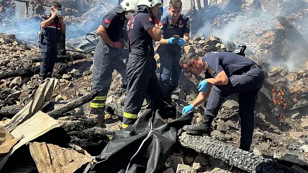 Yangında çöken evdeki iki kardeşin cansız beden kalıntılarına ulaşıldı!