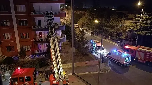 Yangında mahsur kalan çocuklar itfaiye ekiplerince kurtarıldı