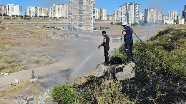 Yanı başında yangın çıktı, O işine devam etti