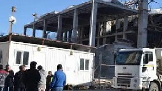 YAPIMI DEVAM EDEN CAMİNİN İSKELESİ ÇÖKTÜ 3 YARALI