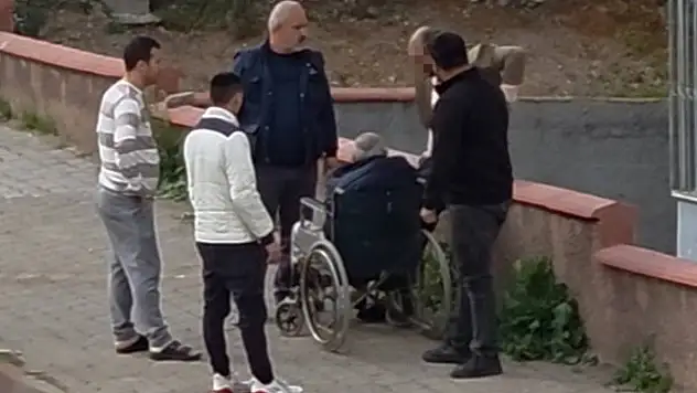 Yaşlı babasını saldıran adama vatandaşlardan tepki