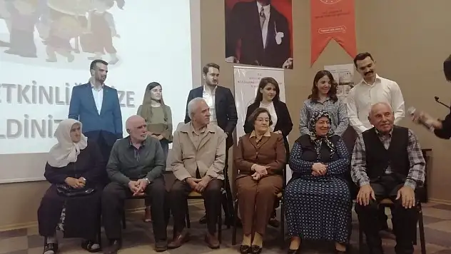 Yaşlı Çiftler Uzun Evliliğin Sırlarını Genç Çiftlerle Paylaştı