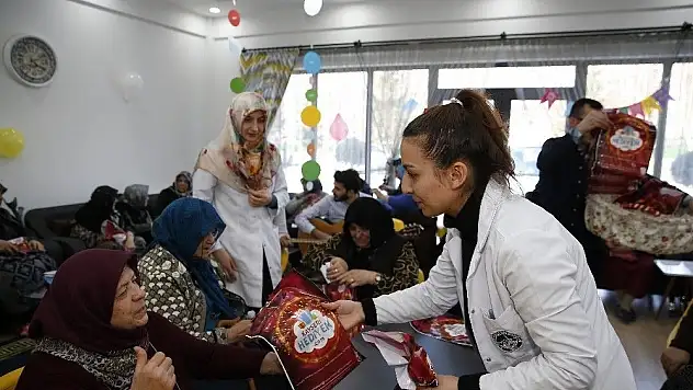 Yaşlılar, Mustafa Kumlu Ulu Çınarlar Yaşlı Yaşam ve Dayanışma Merkezi'nde zaman geçiriyor
