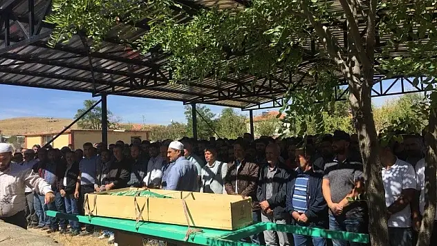 Yatağında ölü bulunan öğrenci toprağa verildi