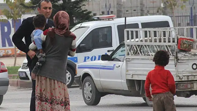 Yaya ve sürücüleri para vermeye zorlayan 10 çocuğa işlem yapıldı