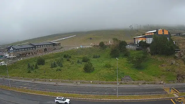 Yaz ortasında şaşırttı: Erciyes'e inen sis, teleferiklerin yarısını yuttu!