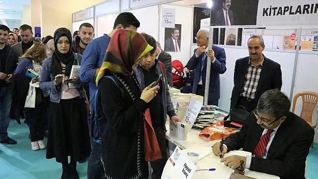 Yazar Hayati İnanç: 'Kayseri'de çok büyük bir ilgiyle karşılandım'