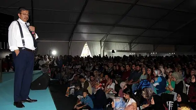 Yazar Hayati İnanç Kitap Fuarı'nda hayranlarıyla buluştu